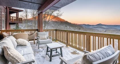 Majestic Views with 3 King Bedrooms! The perfect mountain getaway!