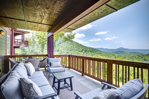 Breathtaking Views with 3 King Bedrooms! The perfect mountain getaway!
