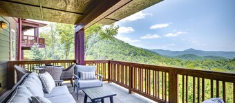 Breathtaking Views with 3 King Bedrooms! The perfect mountain getaway!