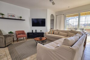 하우스, 침대(여러 개) (5 Bed Solterra Sensation Vacation Hom) | 거실 공간