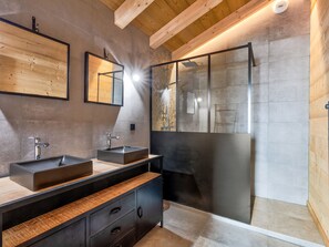 Badewanne, kostenlose Toilettenartikel, Haartrockner, Handtücher