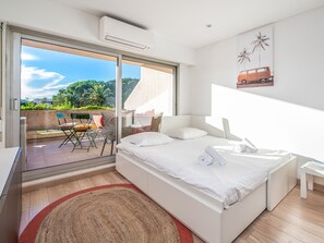 1 slaapkamer, een strijkplank/strijkijzer, wifi, beddengoed