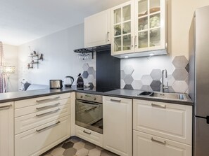 Fridge, microwave, oven, dishwasher - Appartement de Montplaisir - Welkeys (Lyon)