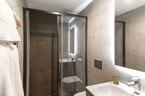 Douche, serviettes fournies, savon, shampoing