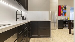 Quarto básico | Cozinha privada | Frigobar, fogão, lava-louças, talheres/pratos/utensílios de cozinha