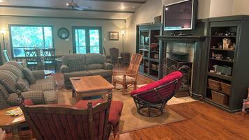 TV connectée, lecteur de DVD, livres, vidéothèque