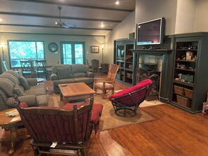 TV connectée, lecteur de DVD, livres, vidéothèque