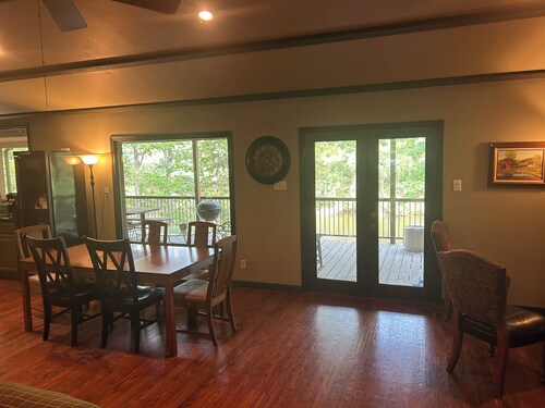 Private retreat with 30 acre fishing lake. 3 miles from Barnwell Mountain