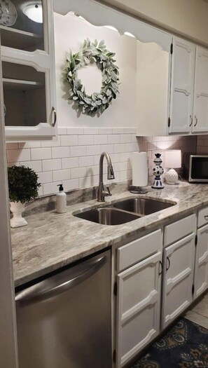 冰箱、微波炉、烤箱、炉灶