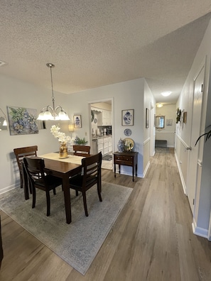 Dining - NICE remodel, large patio, comfy beds, golf tennis (Hot Springs)