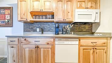 Réfrigérateur, micro-ondes, plaque de cuisson, lave-vaisselle