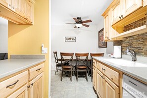 Køleskab, mikrobølgeovn, kogeplade, opvaskemaskine