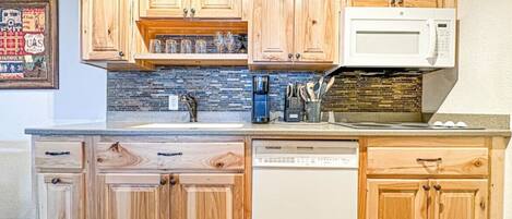 Geladeira, micro-ondas, cooktop, lava-louças