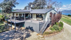 Exterior - El Gallo Pinto - boasting amazing hilltop views of Lake Eildon and the surrounding mountains. (Goughs Bay)
