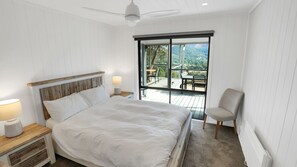 4 bedrooms, WiFi, bed sheets - El Gallo Pinto - boasting amazing hilltop views of Lake Eildon and the surrounding mountains. (Goughs Bay)