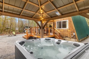 Outdoor spa tub - Wild Dog Cabin located on Highway 2 - Only 25 min to Steven's Pass! (Gold Bar)