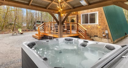 Wild Dog Cabin located on Highway 2 - Only 25 min to Steven's Pass!