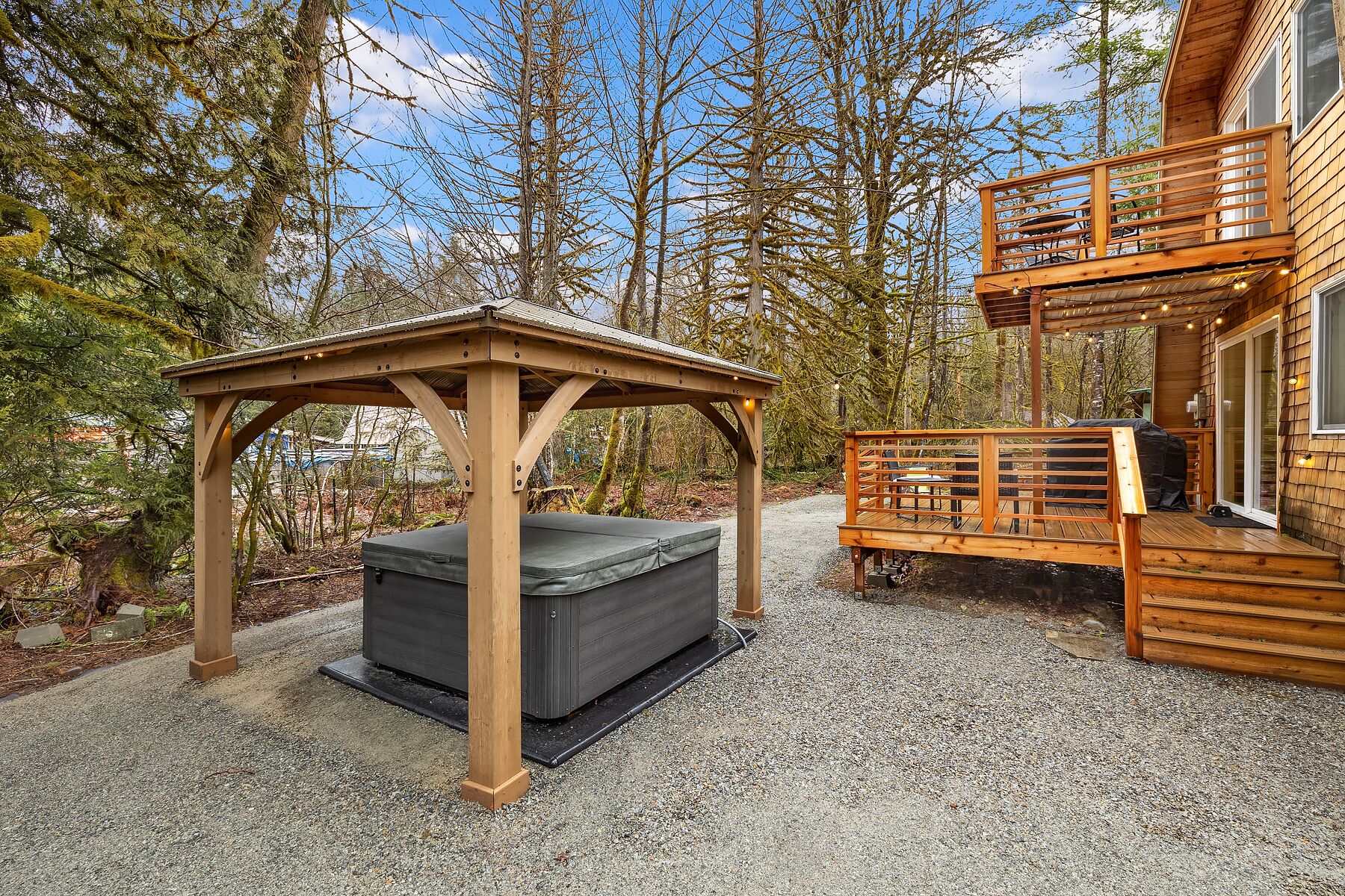 Wild Dog Cabin located on Highway 2 - Only 25 min to Steven's Pass