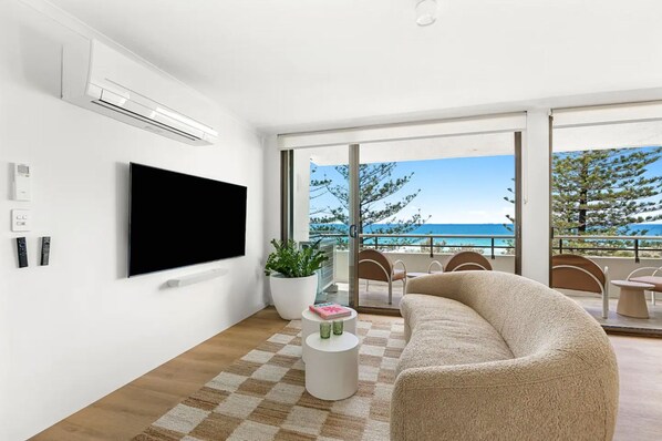 Smart TV, stereo - Beachfront living & ocean views (Buddina)