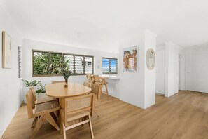 Dining - Beachfront living & ocean views (Buddina)