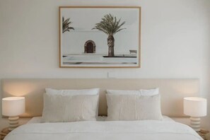 3 bedrooms, iron/ironing board, travel crib, free WiFi - Beachfront living & ocean views (Buddina)