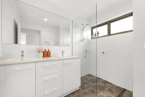 Shower, hair dryer, towels, soap - Beachfront living & ocean views (Buddina)
