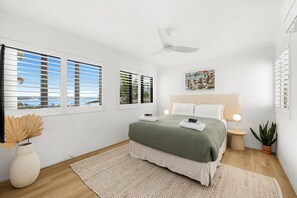 3 bedrooms, iron/ironing board, travel crib, free WiFi - Beachfront living & ocean views (Buddina)