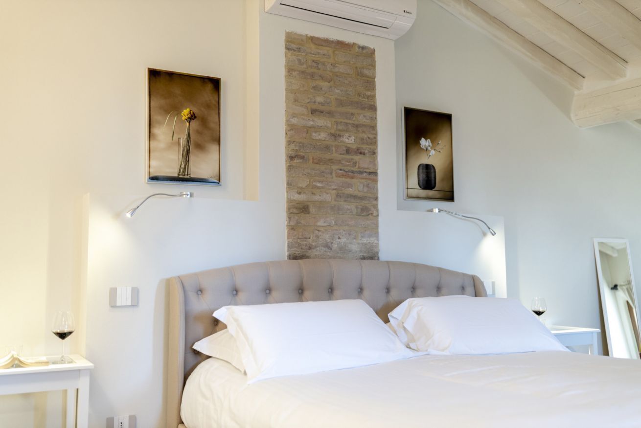 9 bedrooms, WiFi, bed sheets