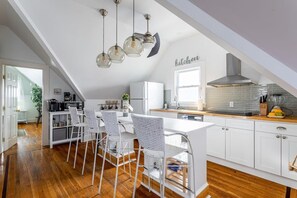 Køleskab, mikrobølgeovn, ovn, kogeplade