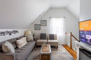 Smart-tv, pejs, stereoanlæg, kontorer