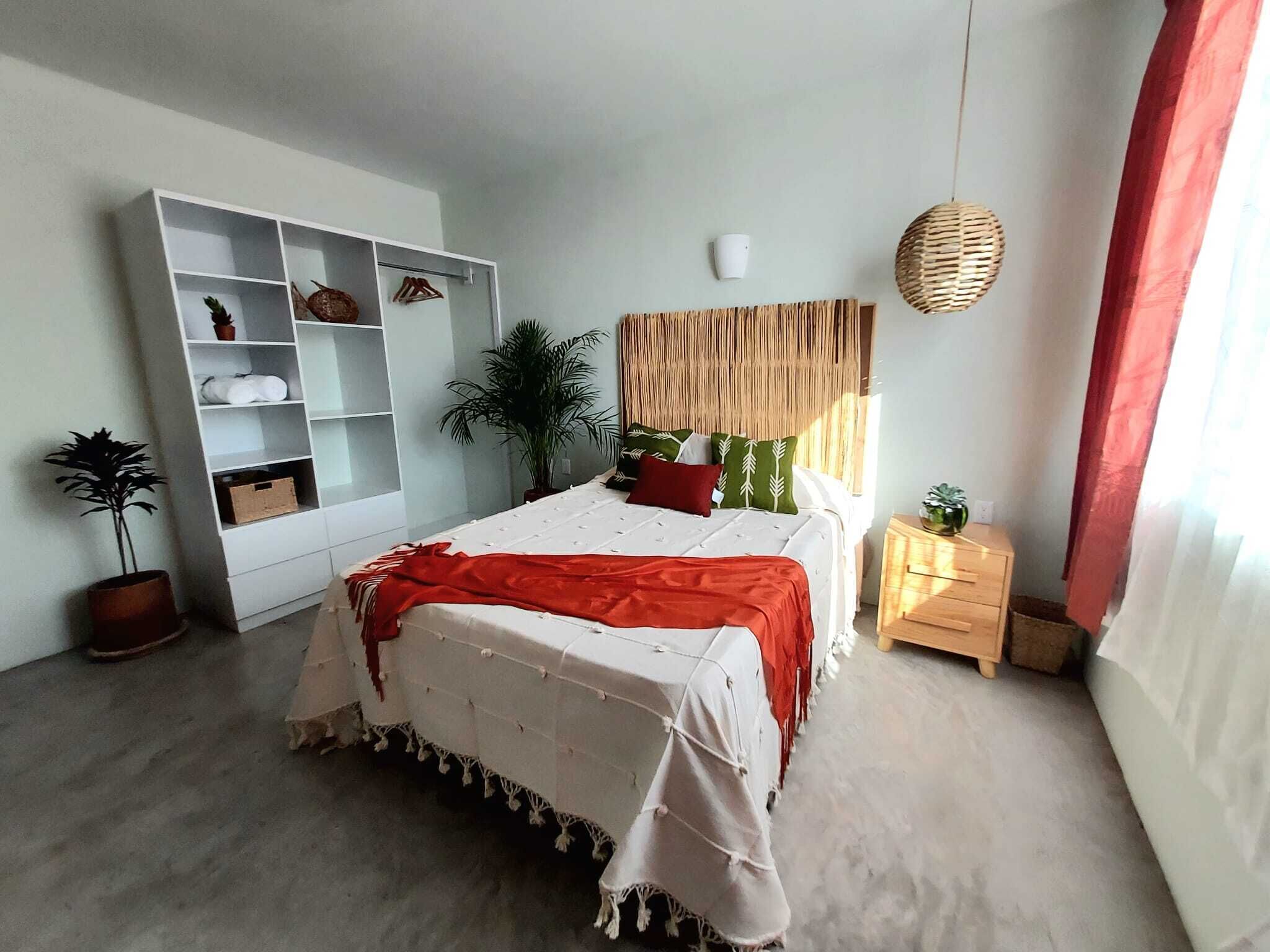 2 quartos, ferros/tábuas de passar roupa, berço de viagem