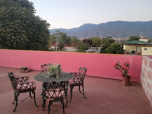 Outdoor dining - Modern House, Upscale Mexican neighborhood. (Oaxaca)