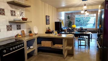 Refrigerador, horno, parrilla de estufa y cafetera y tetera