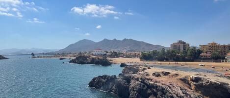 بالقرب من الشاطئ