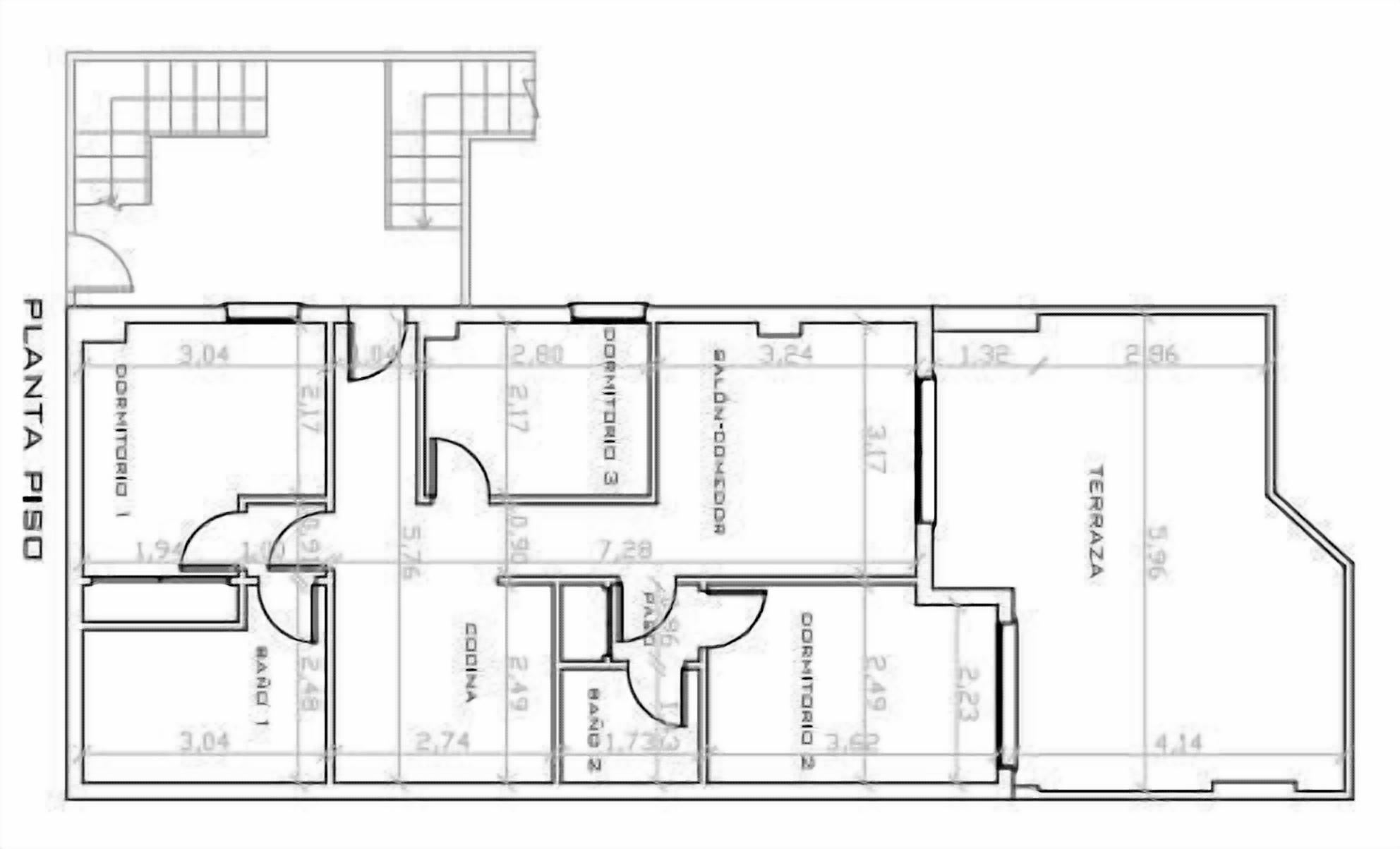 Pianta degli interni di un edificio con le stanze indicate, tra cui una camera da letto, un bagno e un soggiorno.
