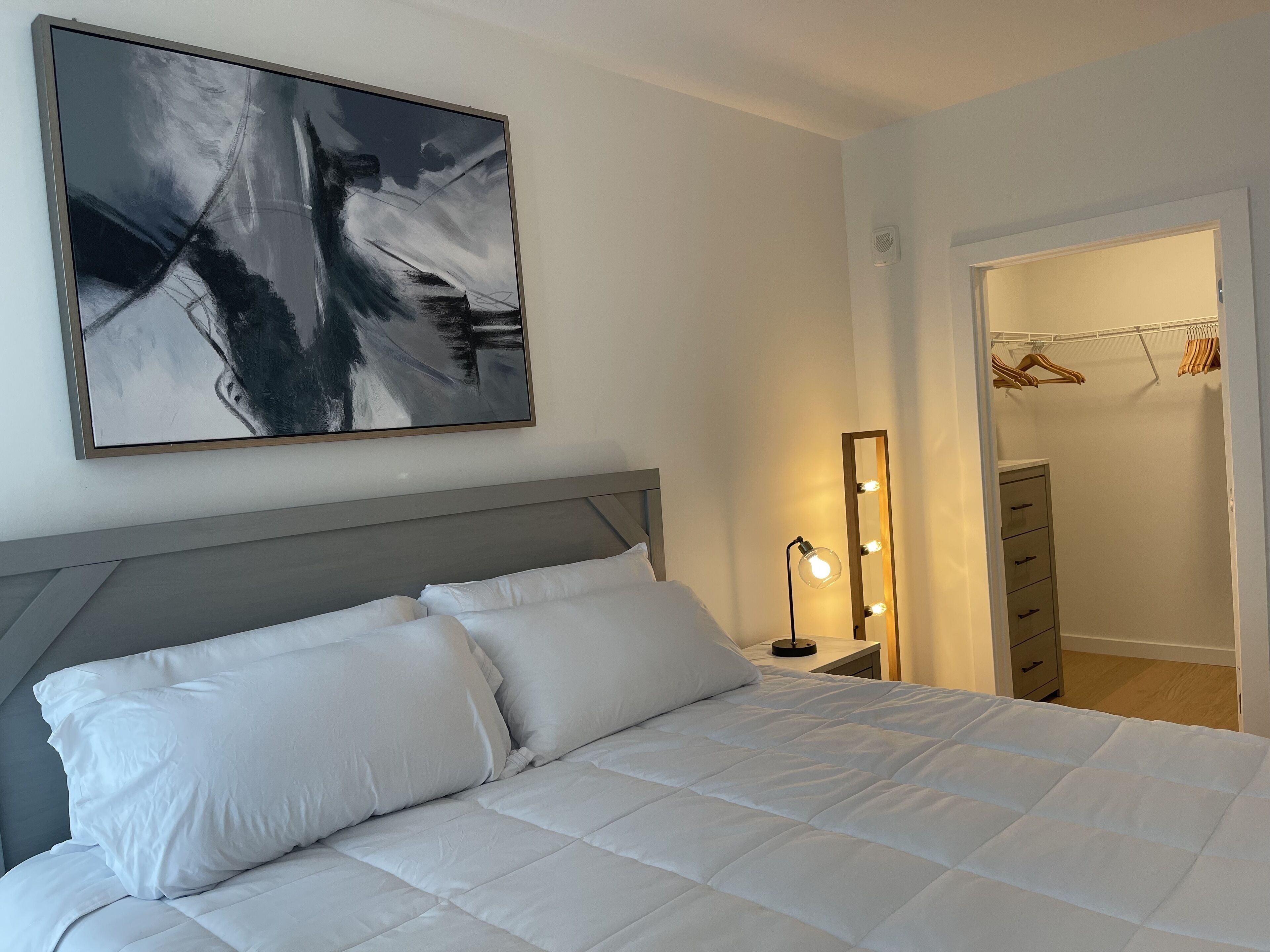 1 chambre, bureau, fer et planche à repasser, lit parapluie