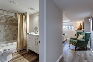 Ducha, secador de pelo, toallas y jabón