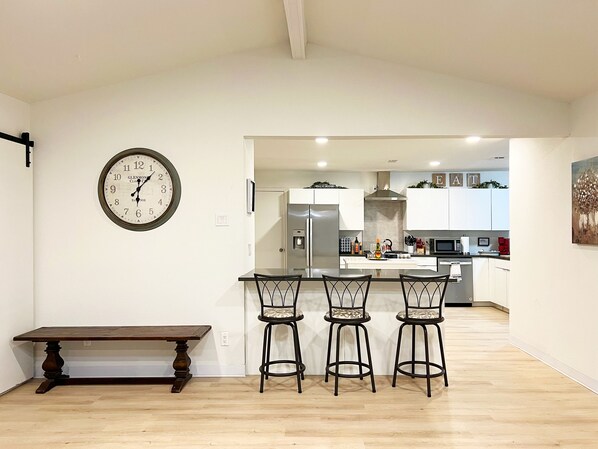 Geladeira, micro-ondas, fogão, cooktop