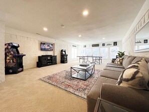 Smart TV, lareira, videogames, mesa de pingue-pongue