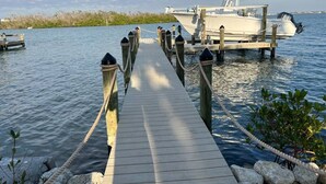 Une jetée en bois menant à un bateau.