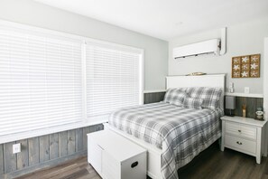 Iron/ironing board, travel crib, free WiFi, bed sheets - Studio on Lemon Bay, Private Dock, Kayaks (Englewood)