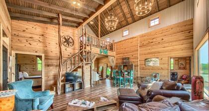 3 Chicks Ranch, 2 Cabins, Pool, Hot Tub & Hill Country