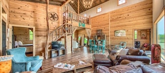 3 Chicks Ranch, 2 Cabins, Pool, Hot Tub & Hill Country