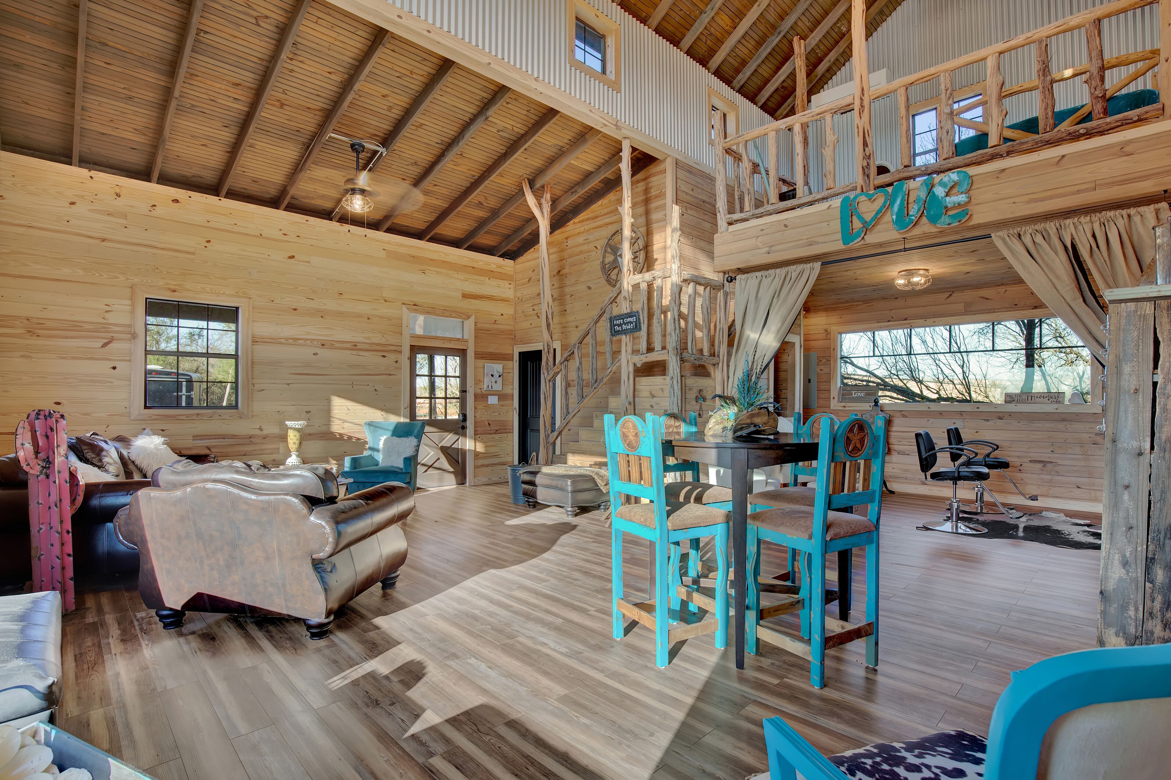 3 Chicks Ranch, 2 Cabins, Pool & Hot Tub, New Braunfels + Longhorns - New Braunfels, TX