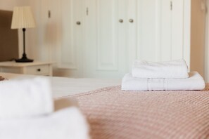 3 chambres, fer et planche à repasser, Wi-Fi, draps fournis