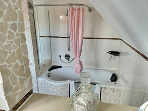 Bathtub, hair dryer - Holiday Home 'Anker Perla' with Private Terrace and Wi-Fi (Grömitz)