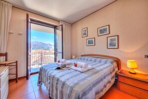 2 bedrooms, free WiFi, bed sheets - Laura's Cozy Apartment Stresa Center, Stresa, Italy (Stresa)