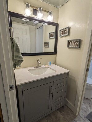 Shower, hair dryer, towels, soap - Mountain Retreat, Spacious Cabin on 2.5 acres, firepit and trails (Garden Valley)