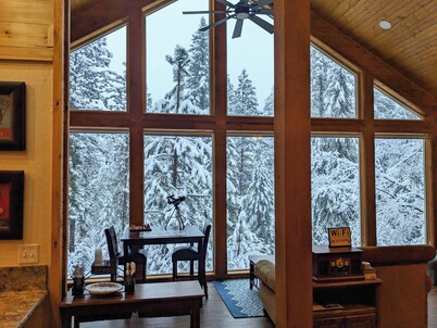 Mountain Retreat, Spacious Cabin on 2.5 acres, firepit and trails