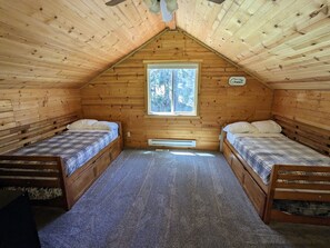 4 bedrooms, iron/ironing board, free WiFi, bed sheets - Mountain Retreat, Spacious Cabin on 2.5 acres, firepit and trails (Garden Valley)